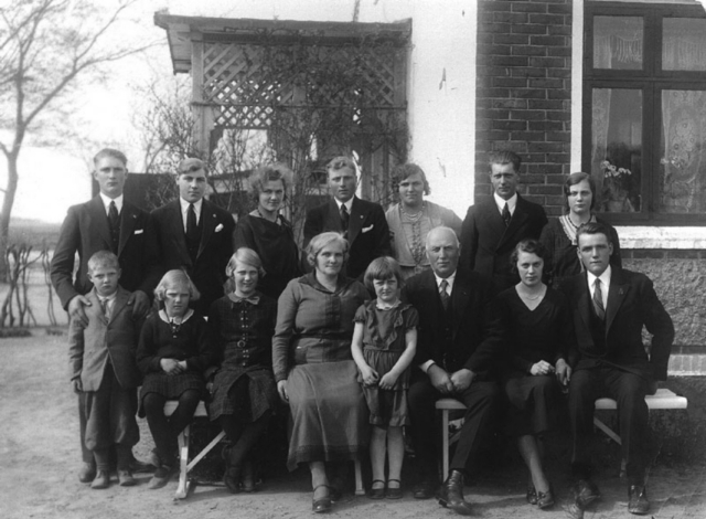 Fra Hans’ og Bothildes bryllup 28. april 1933 Jens, Jesper, Elly, Niels, Helga, Vilhem, Olga Jørn, Julie, Marie, Petrea, Kirsten, Hans Otto, Bothilde, Hans